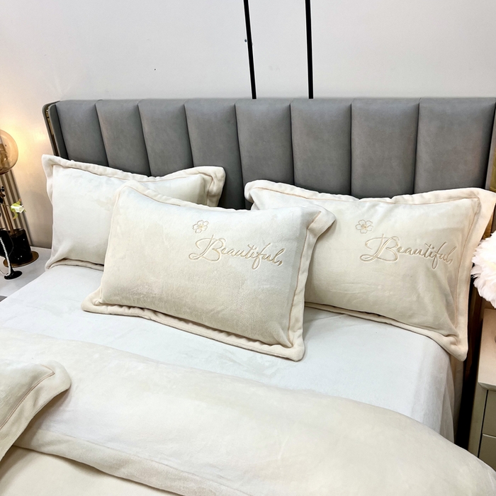 91家纺网 家纺一手货源 找家纺 鑫利来家纺 2025新款简约牛奶绒绣花四件套-铃兰系列 铃兰-奶白