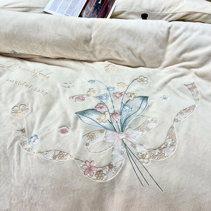 91家纺网 家纺一手货源 找家纺 鑫利来家纺 2025新款简约牛奶绒绣花四件套-铃兰系列 铃兰-奶白