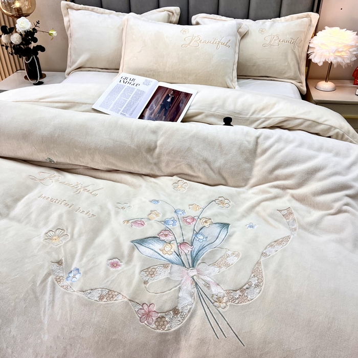 91家纺网 家纺一手货源 找家纺 鑫利来家纺 2025新款简约牛奶绒绣花四件套-铃兰系列 铃兰-奶白