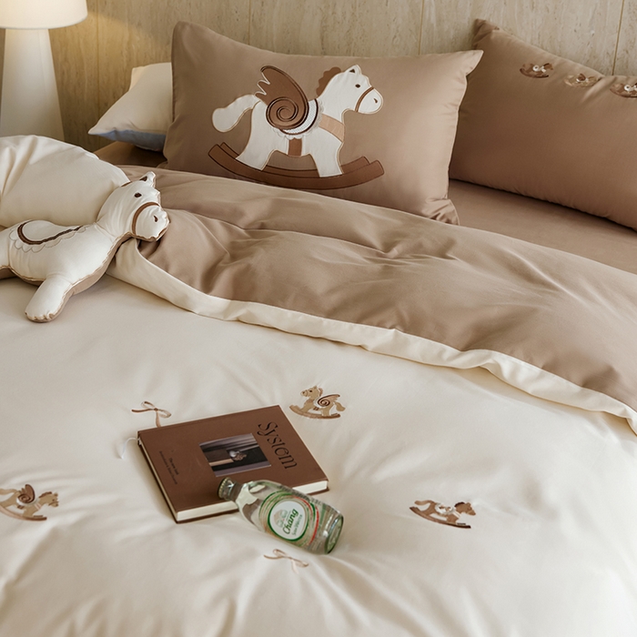 91家纺网 家纺一手货源 找家纺 风向标家纺 202新款贡缎磨毛60s绣花四件套-元气系列 童心小木马