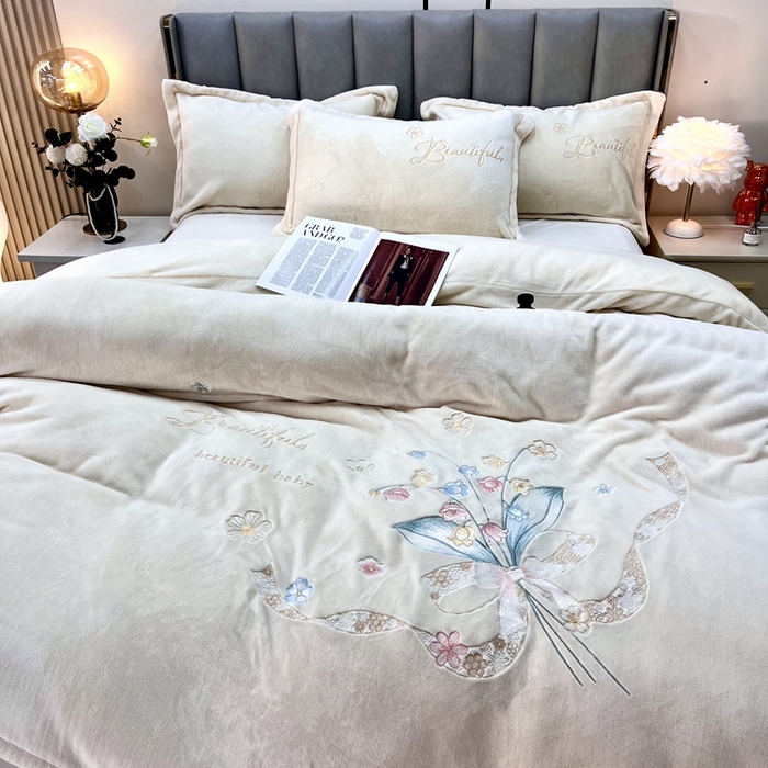 91家纺网 家纺一手货源 找家纺 鑫利来家纺 2025新款简约牛奶绒绣花四件套-铃兰系列 铃兰-奶白