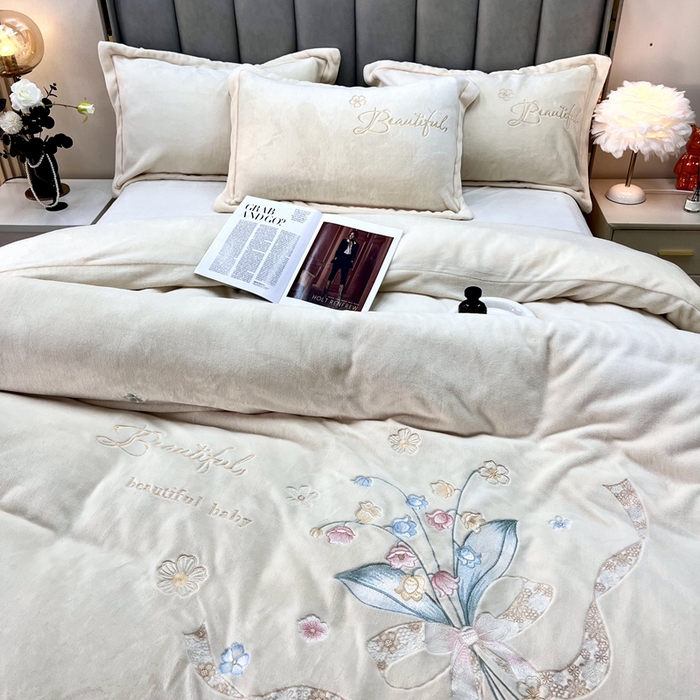 91家纺网 家纺一手货源 找家纺 鑫利来家纺 2025新款简约牛奶绒绣花四件套-铃兰系列 铃兰-奶白