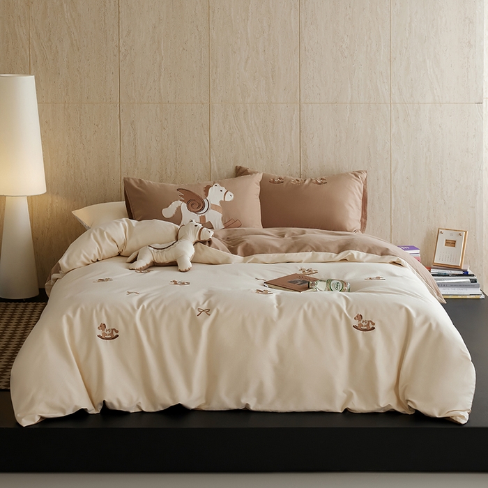 91家纺网 家纺一手货源 找家纺 风向标家纺 202新款贡缎磨毛60s绣花四件套-元气系列 童心小木马