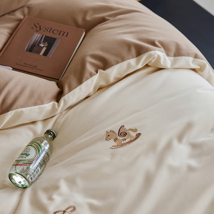 91家纺网 家纺一手货源 找家纺 风向标家纺 202新款贡缎磨毛60s绣花四件套-元气系列 童心小木马