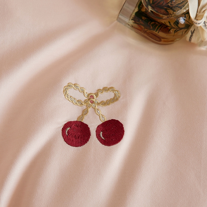 91家纺网 家纺一手货源 找家纺 风向标家纺 202新款贡缎磨毛60s绣花四件套-元气系列 樱桃小金链