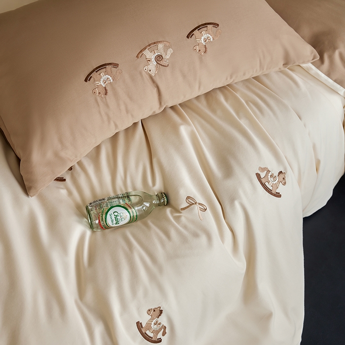 91家纺网 家纺一手货源 找家纺 风向标家纺 202新款贡缎磨毛60s绣花四件套-元气系列 童心小木马