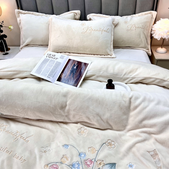 91家纺网 家纺一手货源 找家纺 鑫利来家纺 2025新款简约牛奶绒绣花四件套-铃兰系列 铃兰-奶白