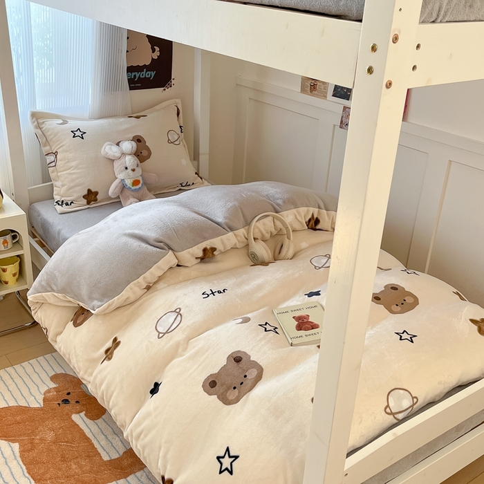 91家纺网 家纺一手货源 找家纺 川悦生活 2025新款加厚保暖高克重牛奶绒宿舍三件套 星际小熊