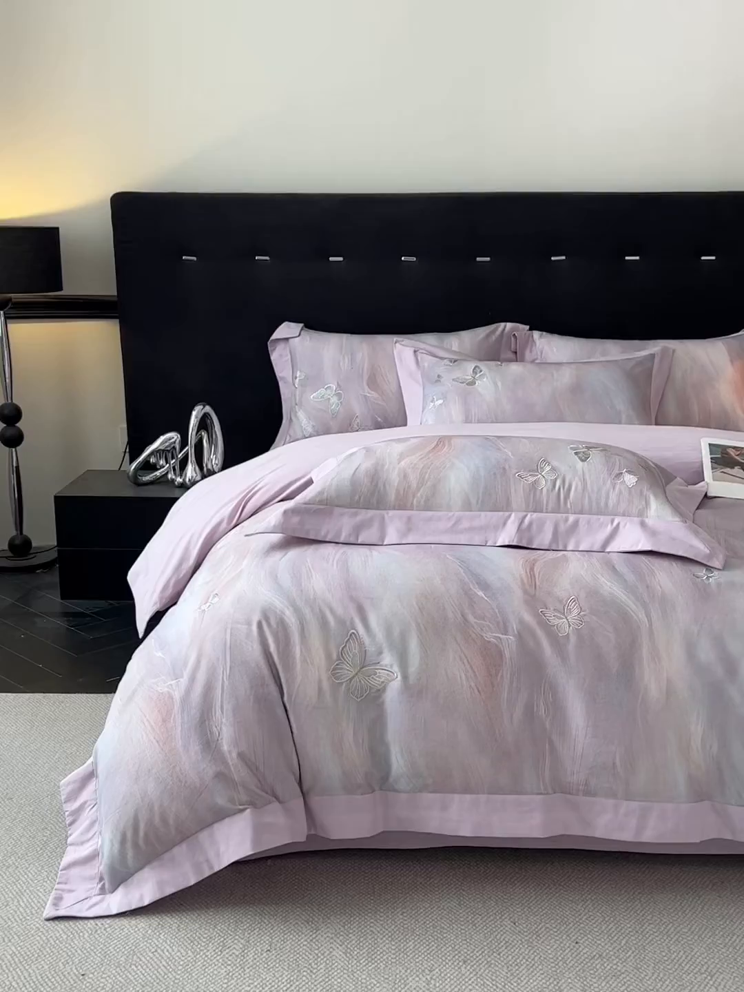 91家纺网 家纺一手货源 找家纺 博纳家纺 2025新款正宗3221纯棉磨毛全棉印绣拼角四件套-幻影 浅紫