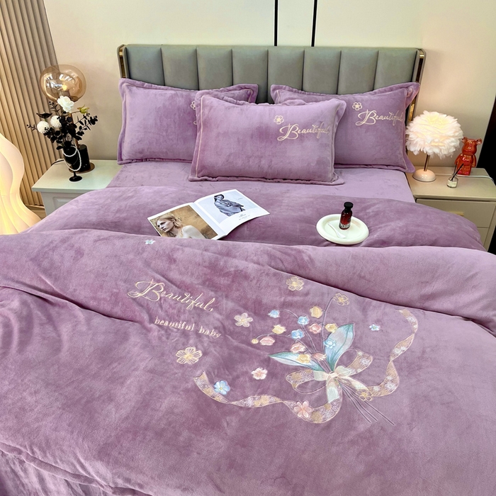 91家纺网 家纺一手货源 找家纺 鑫利来家纺 2025新款简约牛奶绒绣花四件套-铃兰系列 铃兰-香芋紫