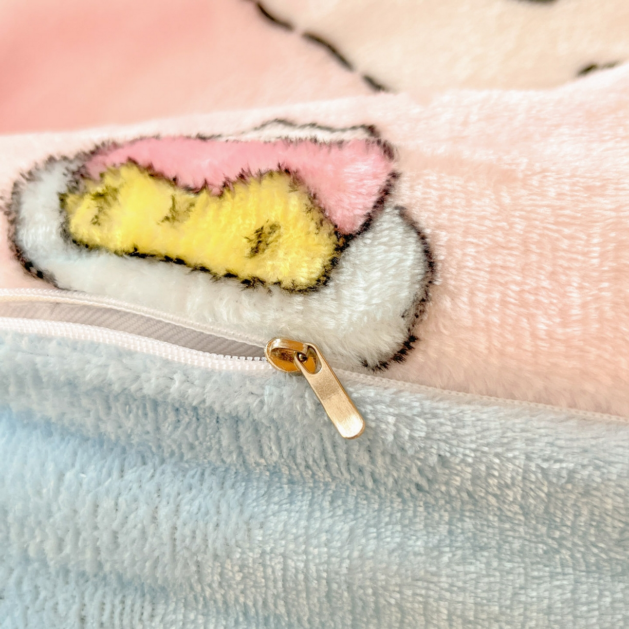 91家纺网 家纺一手货源 找家纺 川悦生活 2025新款加厚保暖高克重牛奶绒宿舍三件套 星心小猫蓝