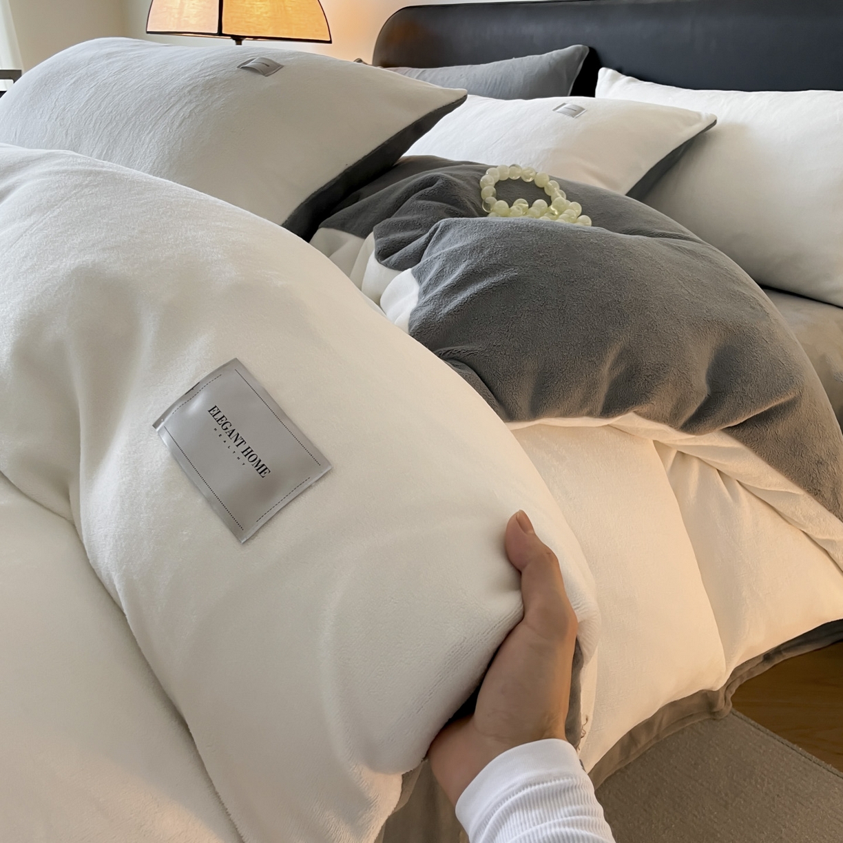 91家纺网 家纺一手货源 找家纺 ab家纺 2025新款保暖舒适纯色牛奶绒四件套 米月白深灰