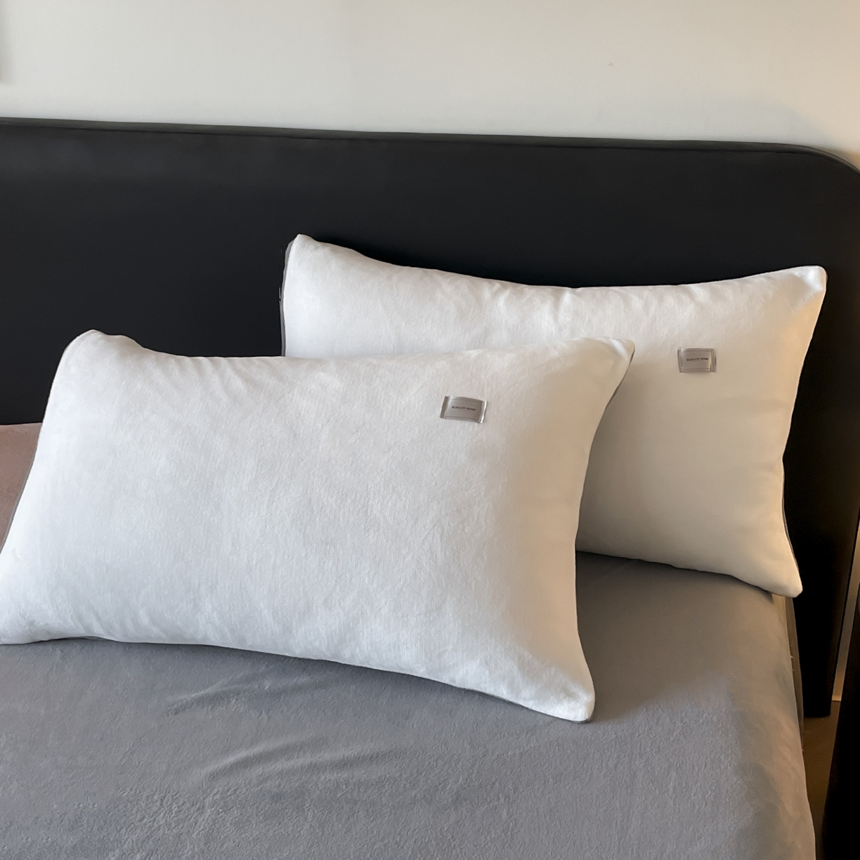 91家纺网 家纺一手货源 找家纺 ab家纺 2025新款保暖舒适纯色牛奶绒四件套 米月白深灰