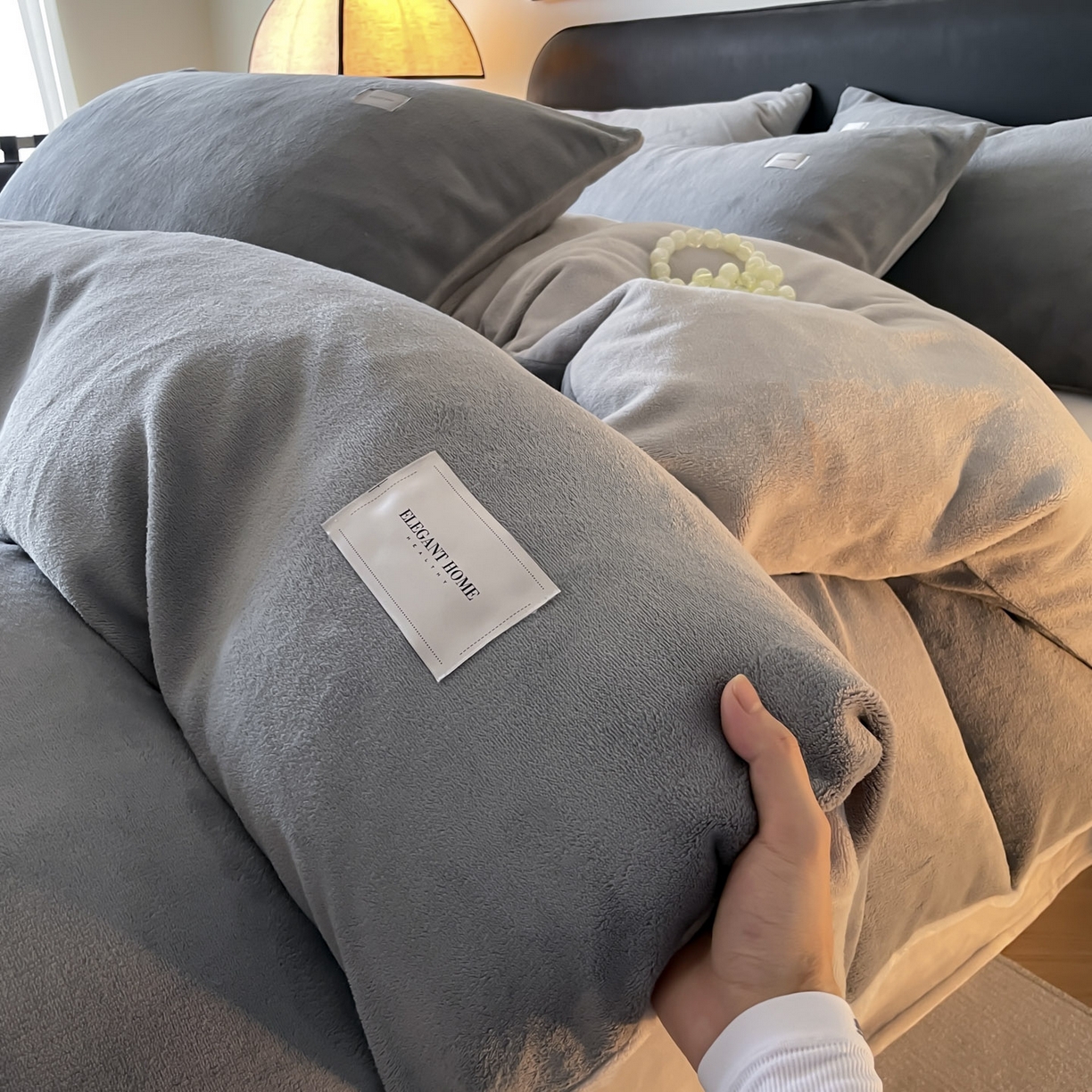 91家纺网 家纺一手货源 找家纺 ab家纺 2025新款保暖舒适纯色牛奶绒四件套 深灰浅灰