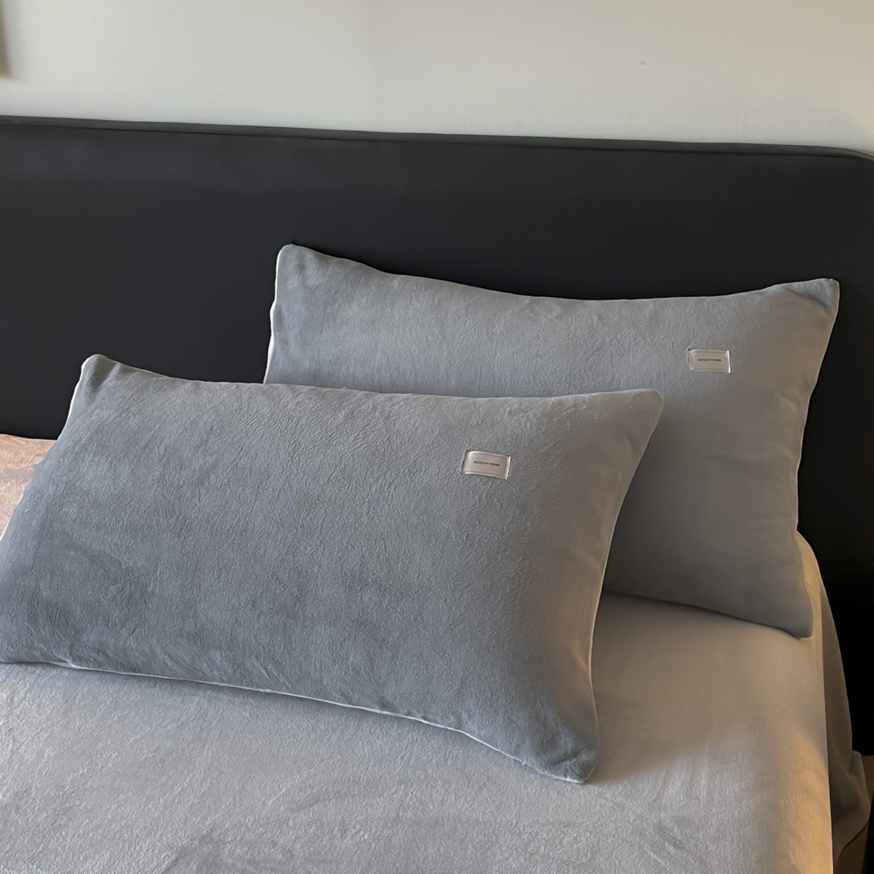 91家纺网 家纺一手货源 找家纺 ab家纺 2025新款保暖舒适纯色牛奶绒四件套 深灰浅灰