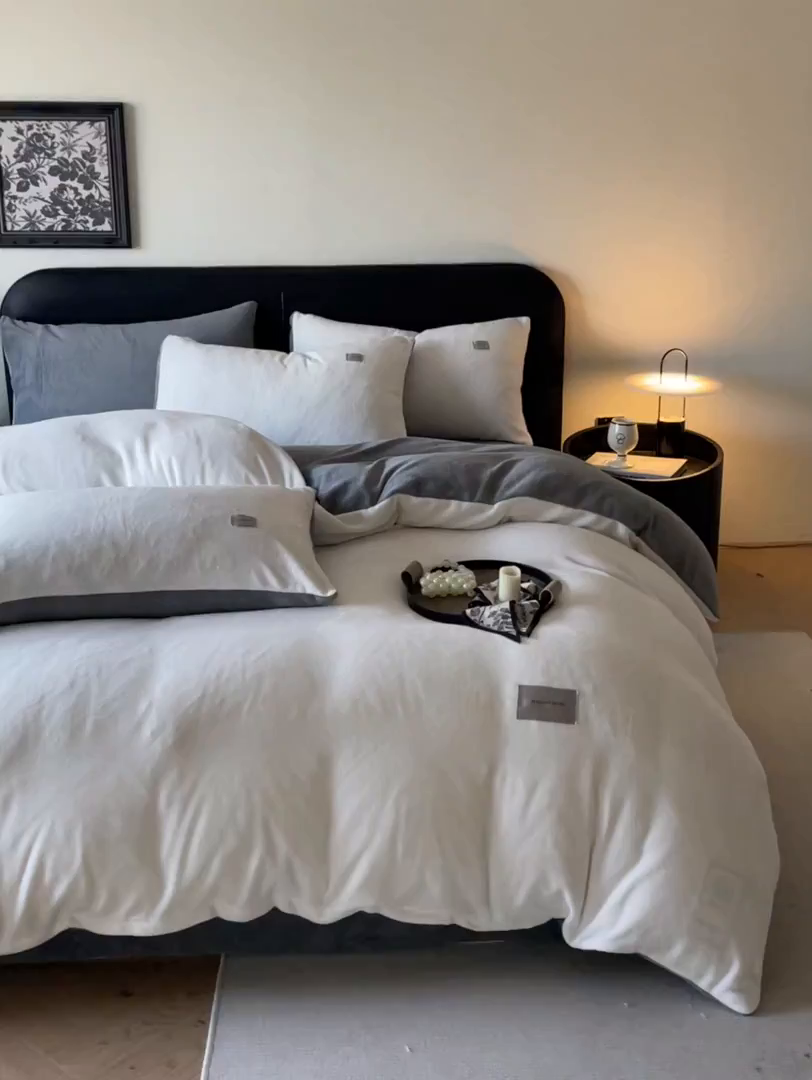 91家纺网 家纺一手货源 找家纺 ab家纺 2025新款保暖舒适纯色牛奶绒四件套 米月白深灰