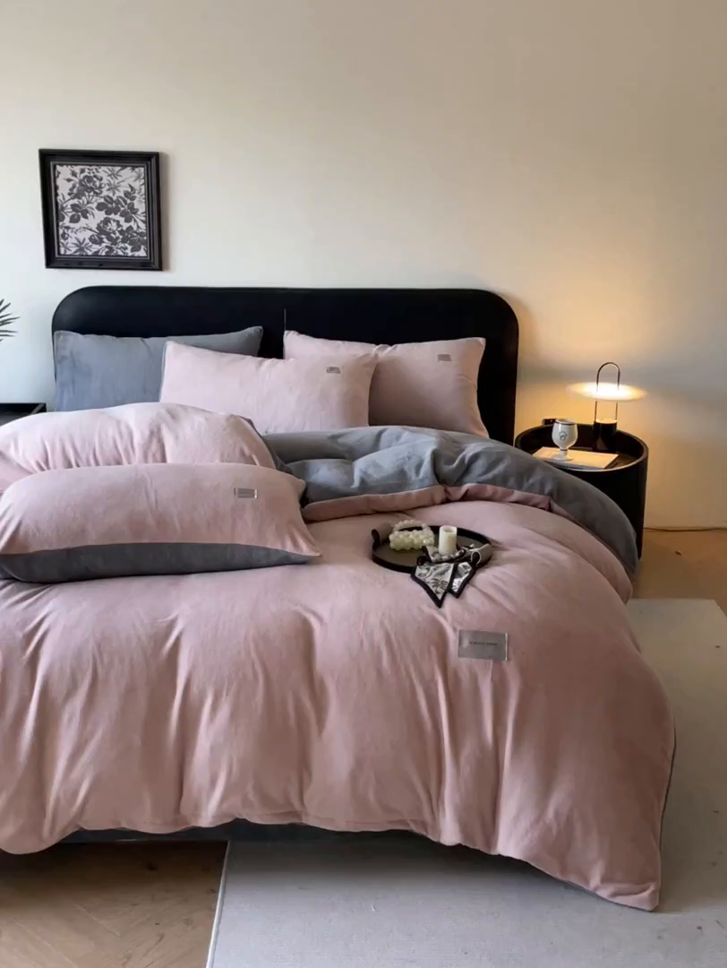 91家纺网 家纺一手货源 找家纺 ab家纺 2025新款保暖舒适纯色牛奶绒四件套 豆沙深灰