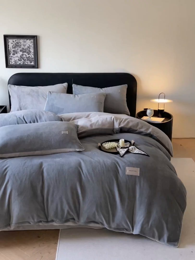 91家纺网 家纺一手货源 找家纺 ab家纺 2025新款保暖舒适纯色牛奶绒四件套 深灰浅灰