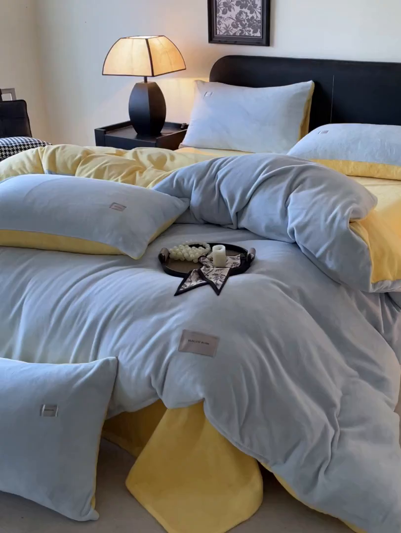 91家纺网 家纺一手货源 找家纺 ab家纺 2025新款保暖舒适纯色牛奶绒四件套 天空蓝柠檬黄