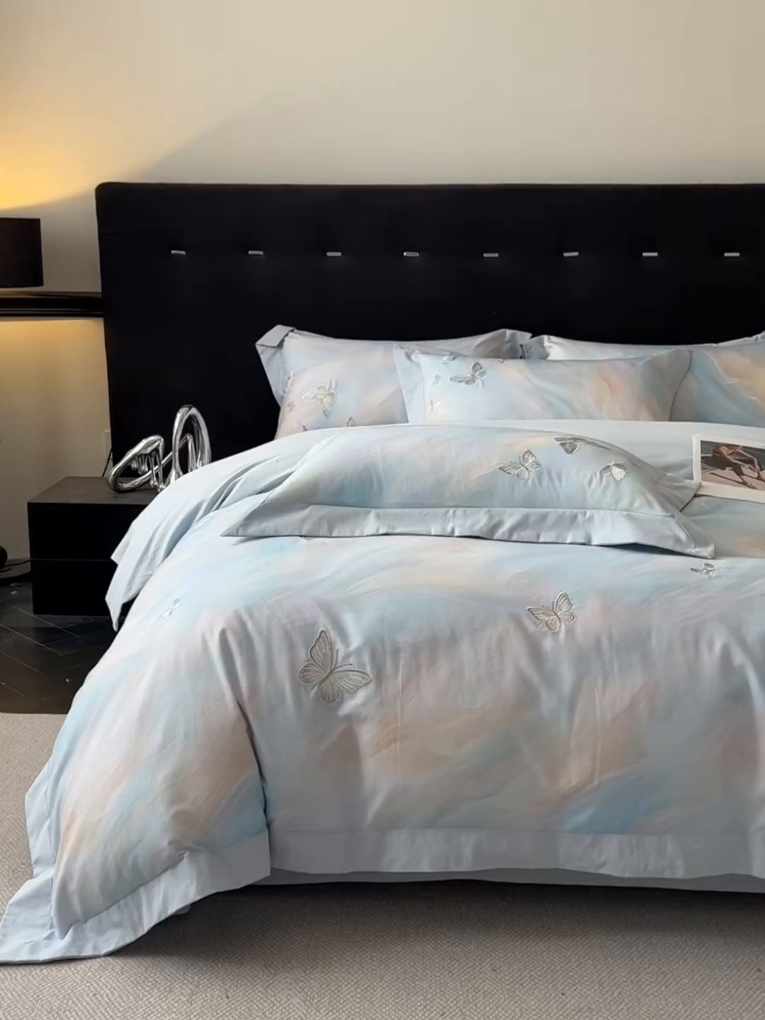 91家纺网 家纺一手货源 找家纺 博纳家纺 2025新款正宗3221纯棉磨毛全棉印绣拼角四件套-幻影 天蓝