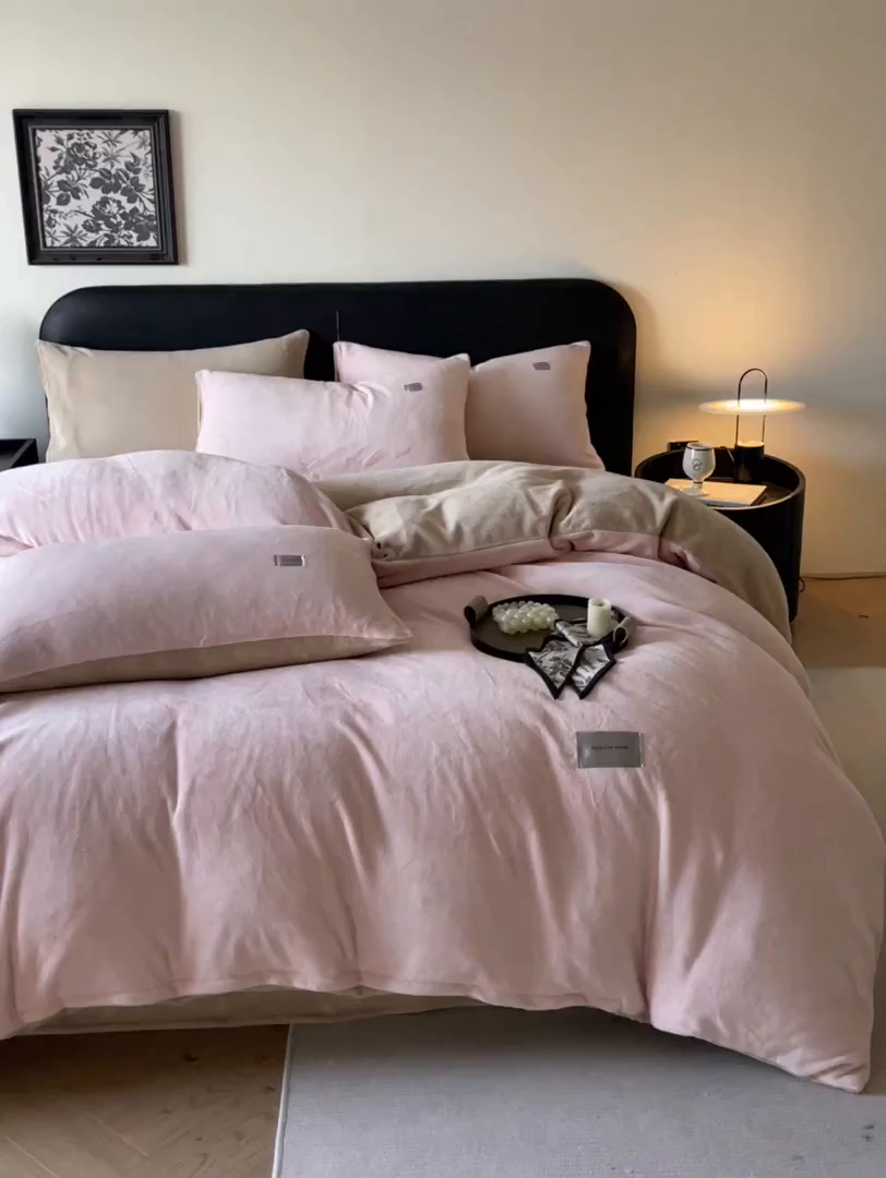 91家纺网 家纺一手货源 找家纺 ab家纺 2025新款保暖舒适纯色牛奶绒四件套 粉卡其