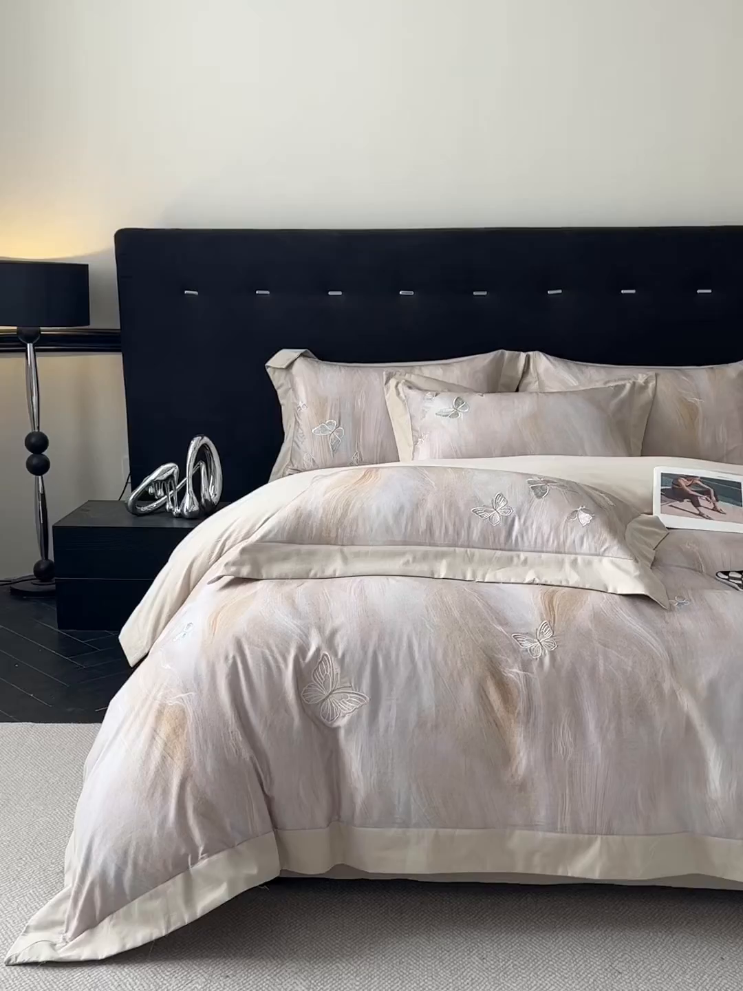 91家纺网 家纺一手货源 找家纺 博纳家纺 2025新款正宗3221纯棉磨毛全棉印绣拼角四件套-幻影 香槟