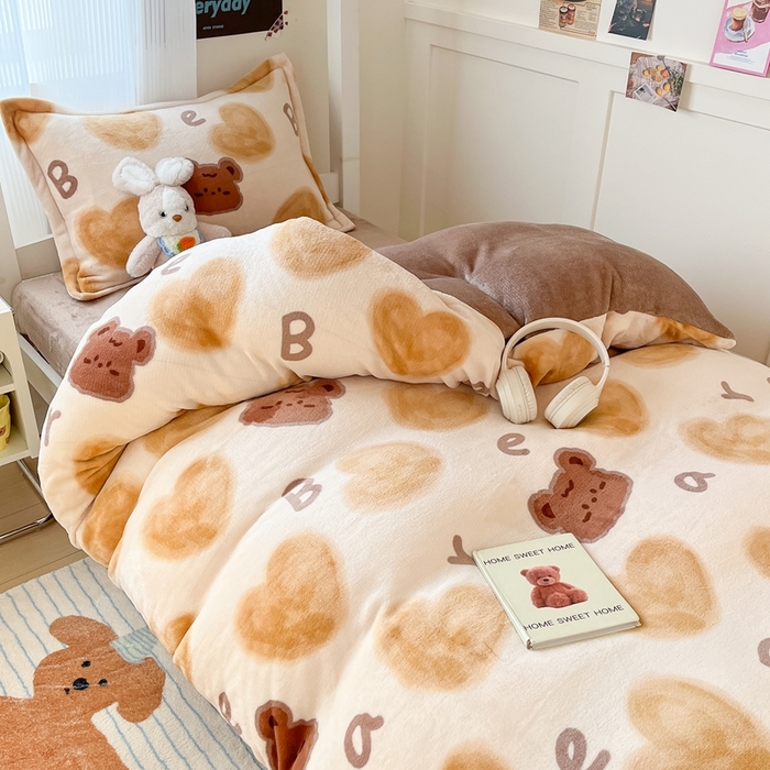 91家纺网 家纺一手货源 找家纺 川悦生活 2025新款加厚保暖高克重牛奶绒宿舍三件套 字母熊