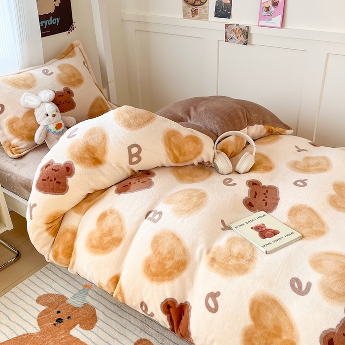 91家纺网 家纺一手货源 找家纺 川悦生活 2025新款加厚保暖高克重牛奶绒宿舍三件套 字母熊