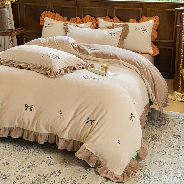 91家纺网 家纺一手货源 找家纺 阿那亚 2025新款加厚煦暖绒牛奶绒四件套韩版花边四件套刺绣四件套 安娜卡其