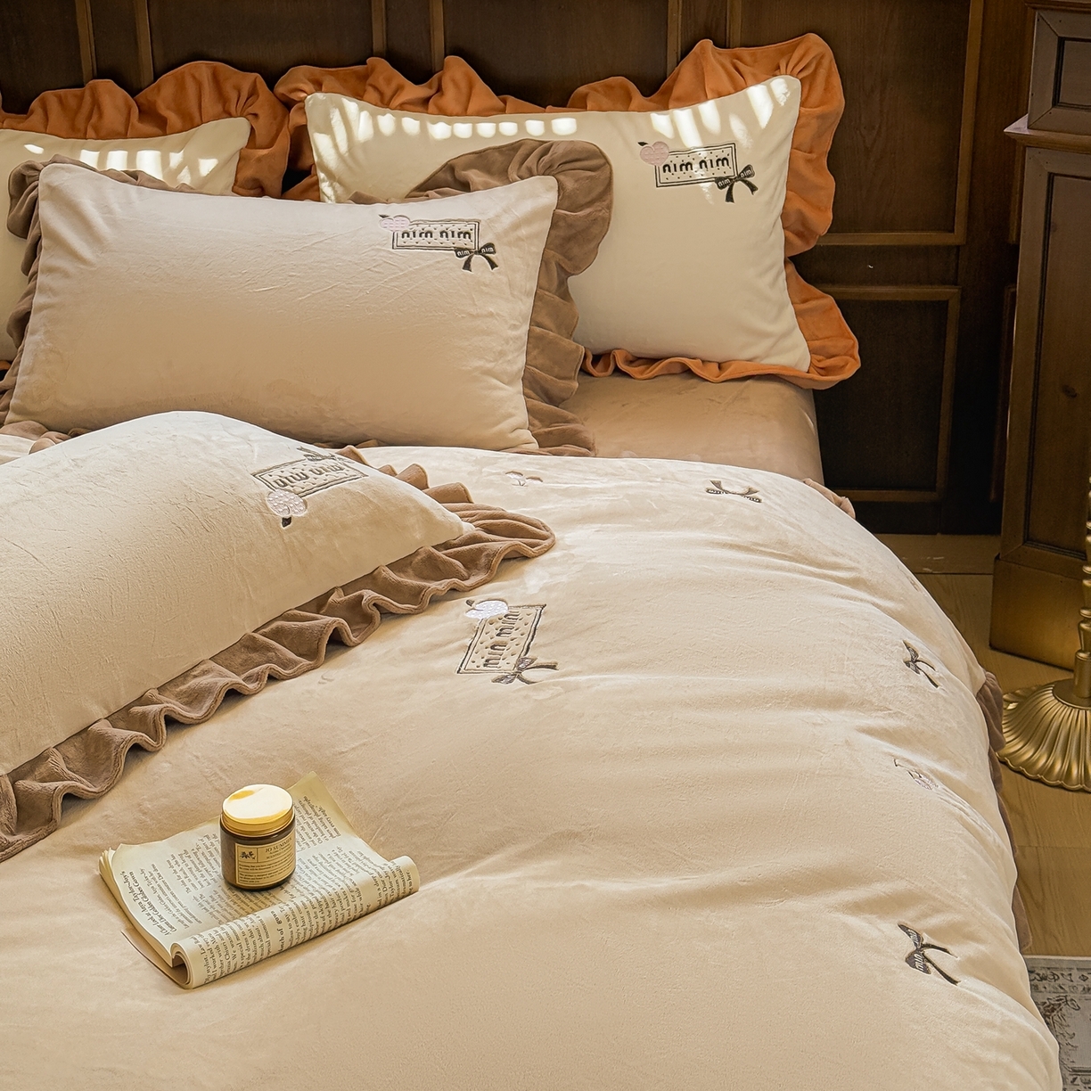 91家纺网 家纺一手货源 找家纺 阿那亚 2025新款加厚煦暖绒牛奶绒四件套韩版花边四件套刺绣四件套 安娜卡其