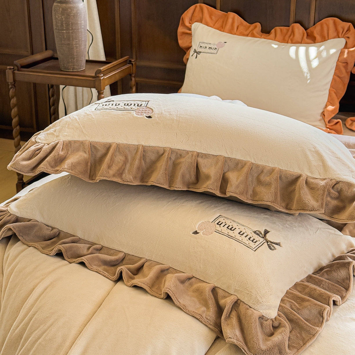 91家纺网 家纺一手货源 找家纺 阿那亚 2025新款加厚煦暖绒牛奶绒四件套韩版花边四件套刺绣四件套 安娜卡其