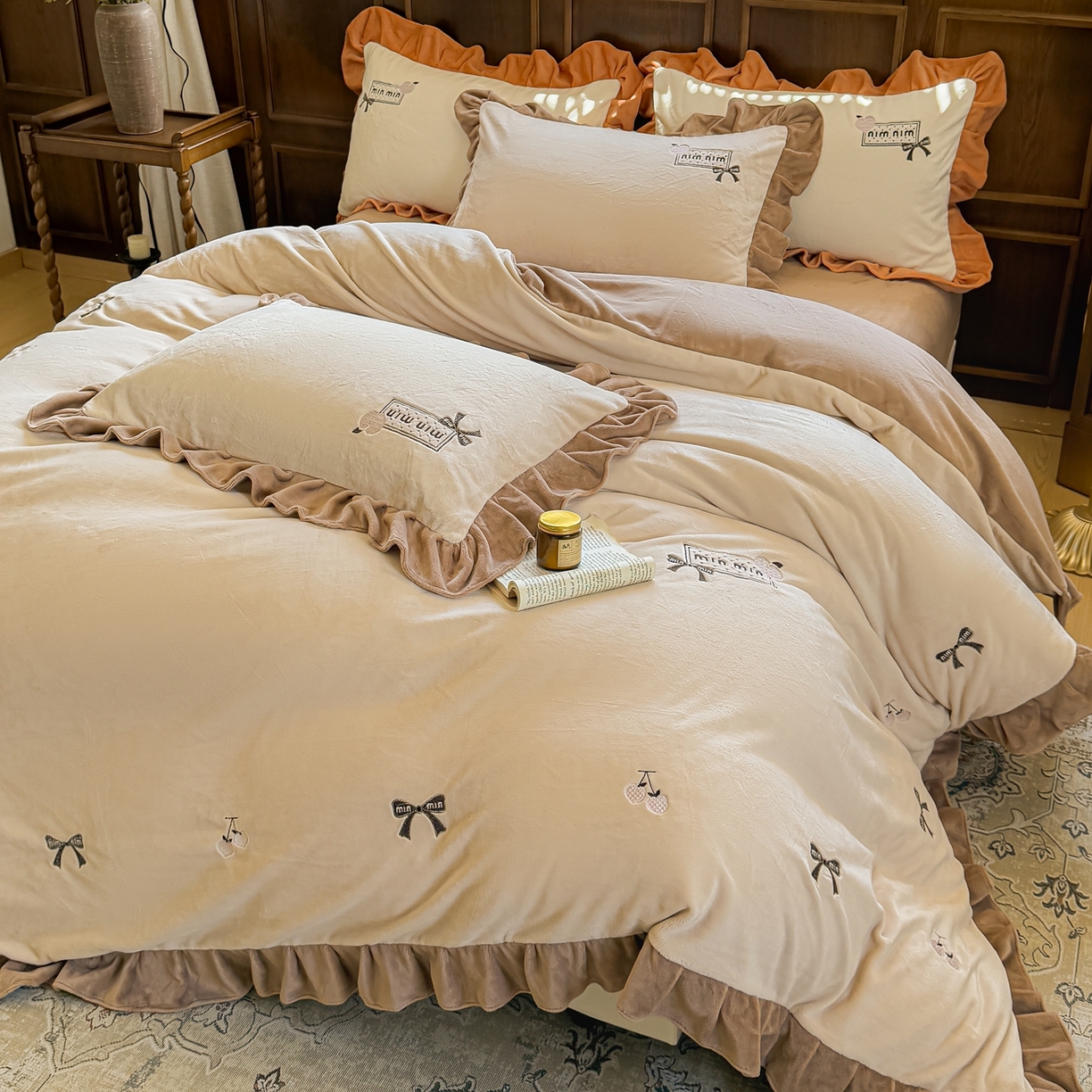 91家纺网 家纺一手货源 找家纺 阿那亚 2025新款加厚煦暖绒牛奶绒四件套韩版花边四件套刺绣四件套 安娜卡其