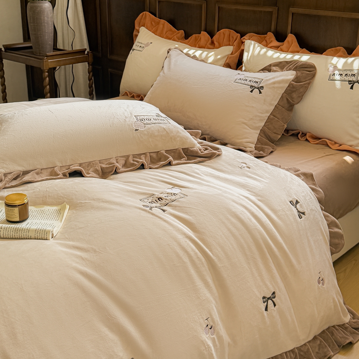 91家纺网 家纺一手货源 找家纺 阿那亚 2025新款加厚煦暖绒牛奶绒四件套韩版花边四件套刺绣四件套 安娜卡其