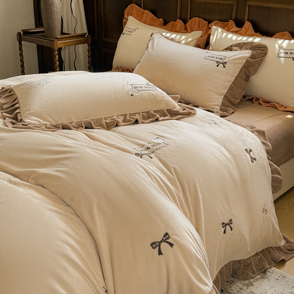 91家纺网 家纺一手货源 找家纺 阿那亚 2025新款加厚煦暖绒牛奶绒四件套韩版花边四件套刺绣四件套 安娜卡其