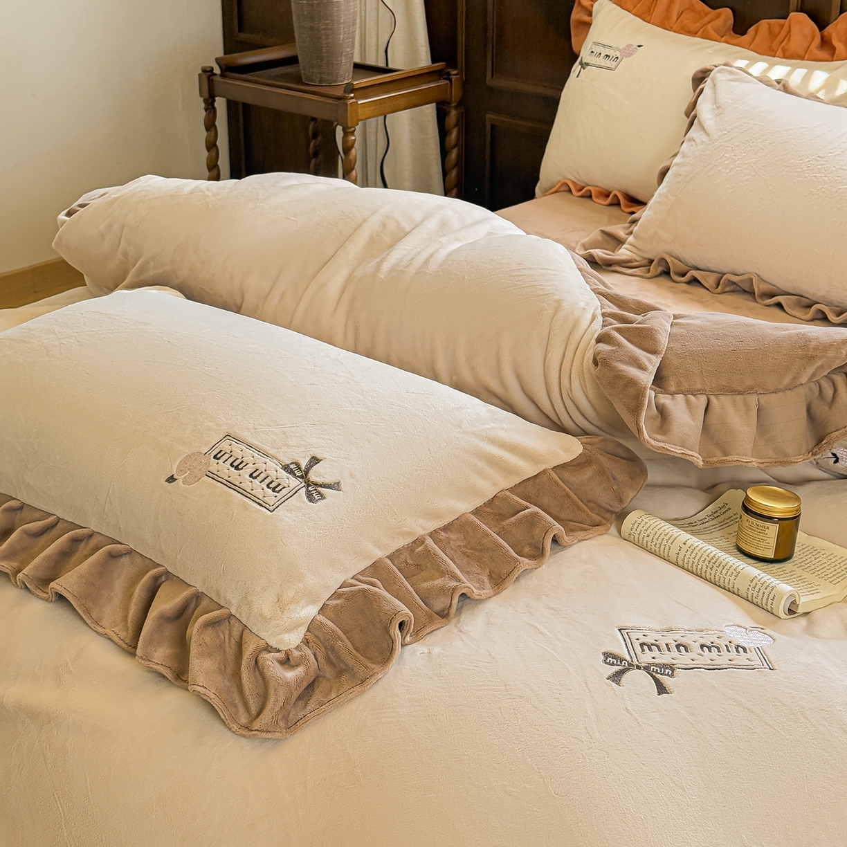 91家纺网 家纺一手货源 找家纺 阿那亚 2025新款加厚煦暖绒牛奶绒四件套韩版花边四件套刺绣四件套 安娜卡其