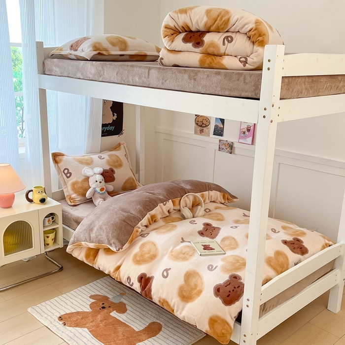 91家纺网 家纺一手货源 找家纺 川悦生活 2025新款加厚保暖高克重牛奶绒宿舍三件套 字母熊