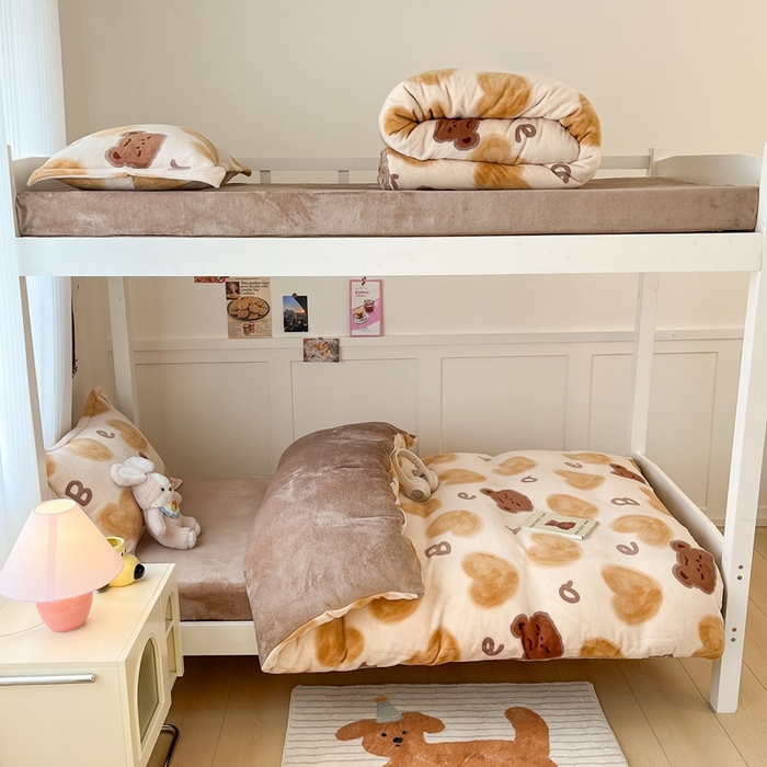 91家纺网 家纺一手货源 找家纺 川悦生活 2025新款加厚保暖高克重牛奶绒宿舍三件套 字母熊