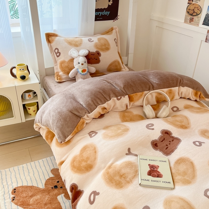 91家纺网 家纺一手货源 找家纺 川悦生活 2025新款加厚保暖高克重牛奶绒宿舍三件套 字母熊