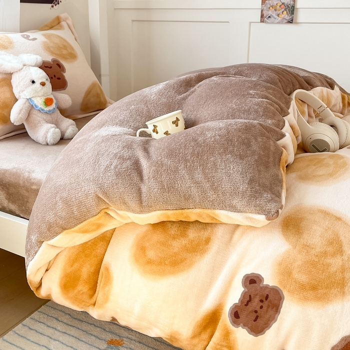 91家纺网 家纺一手货源 找家纺 川悦生活 2025新款加厚保暖高克重牛奶绒宿舍三件套 字母熊