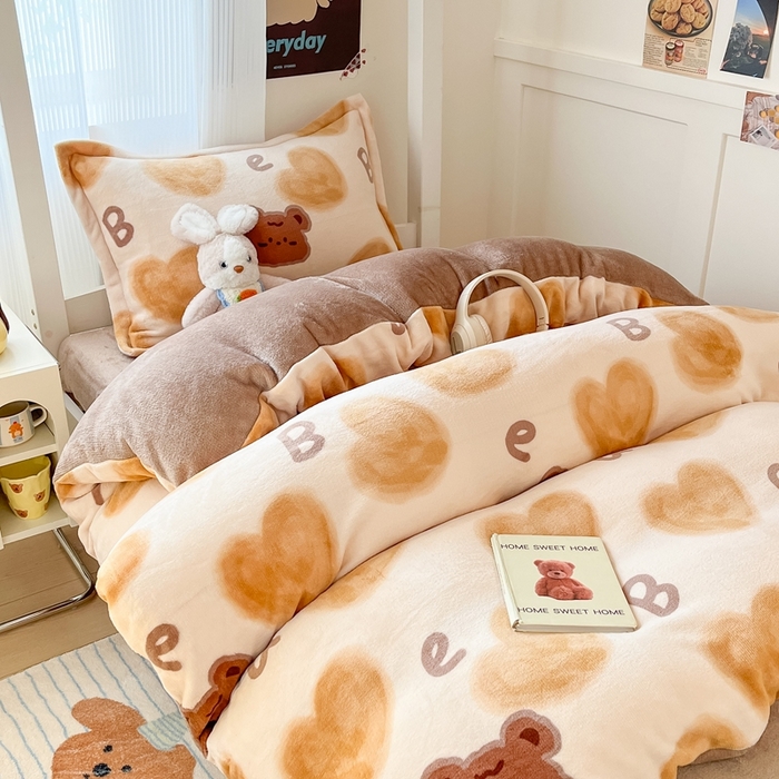 91家纺网 家纺一手货源 找家纺 川悦生活 2025新款加厚保暖高克重牛奶绒宿舍三件套 字母熊