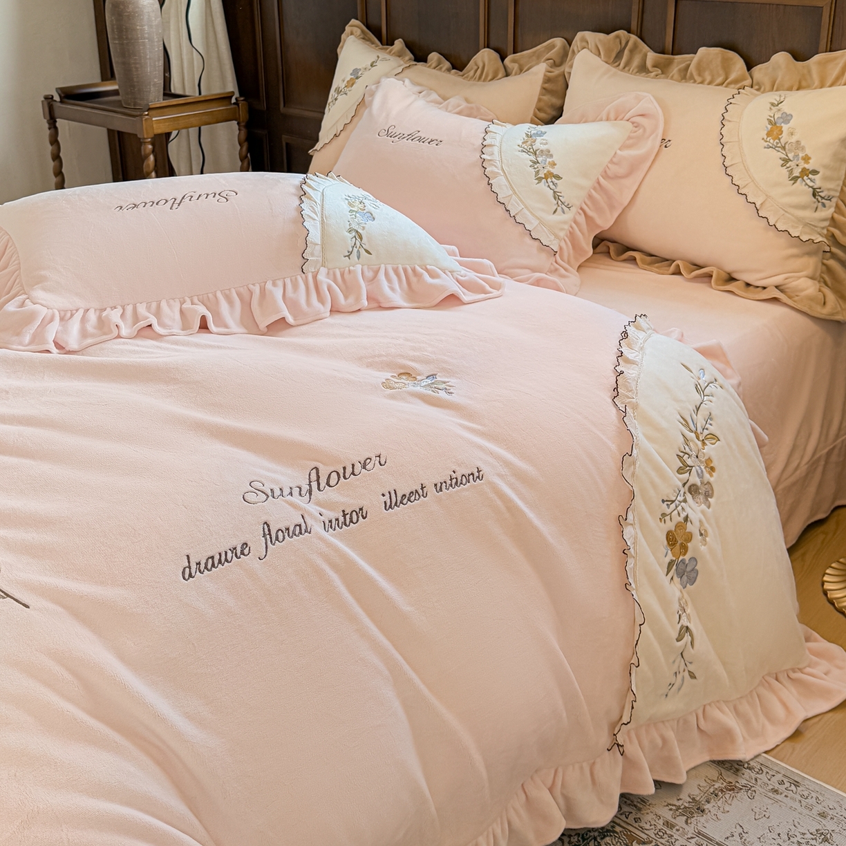 91家纺网 家纺一手货源 找家纺 阿那亚 2025新款加厚煦暖绒牛奶绒四件套韩版花边四件套刺绣四件套 繁华粉