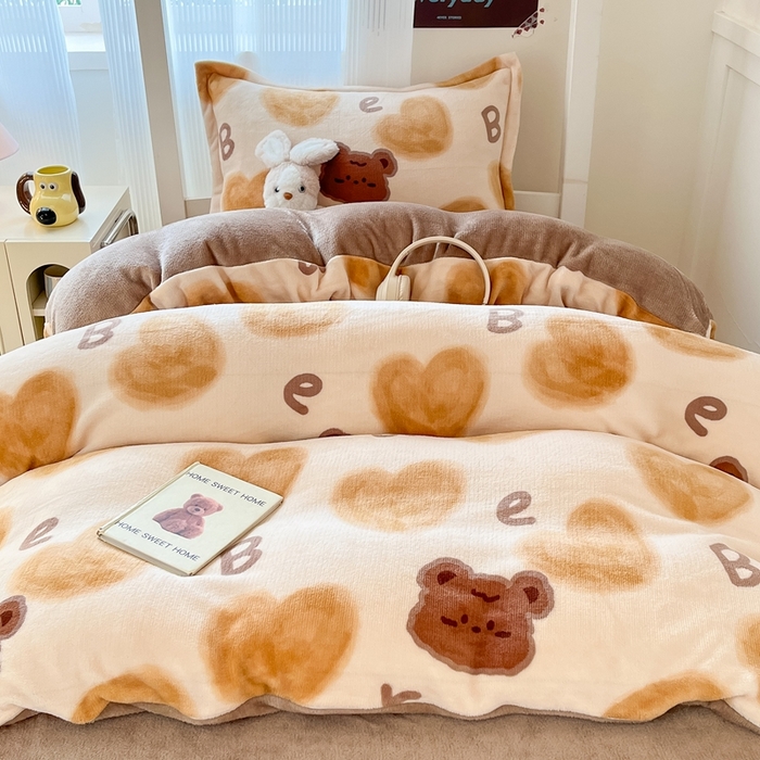 91家纺网 家纺一手货源 找家纺 川悦生活 2025新款加厚保暖高克重牛奶绒宿舍三件套 字母熊