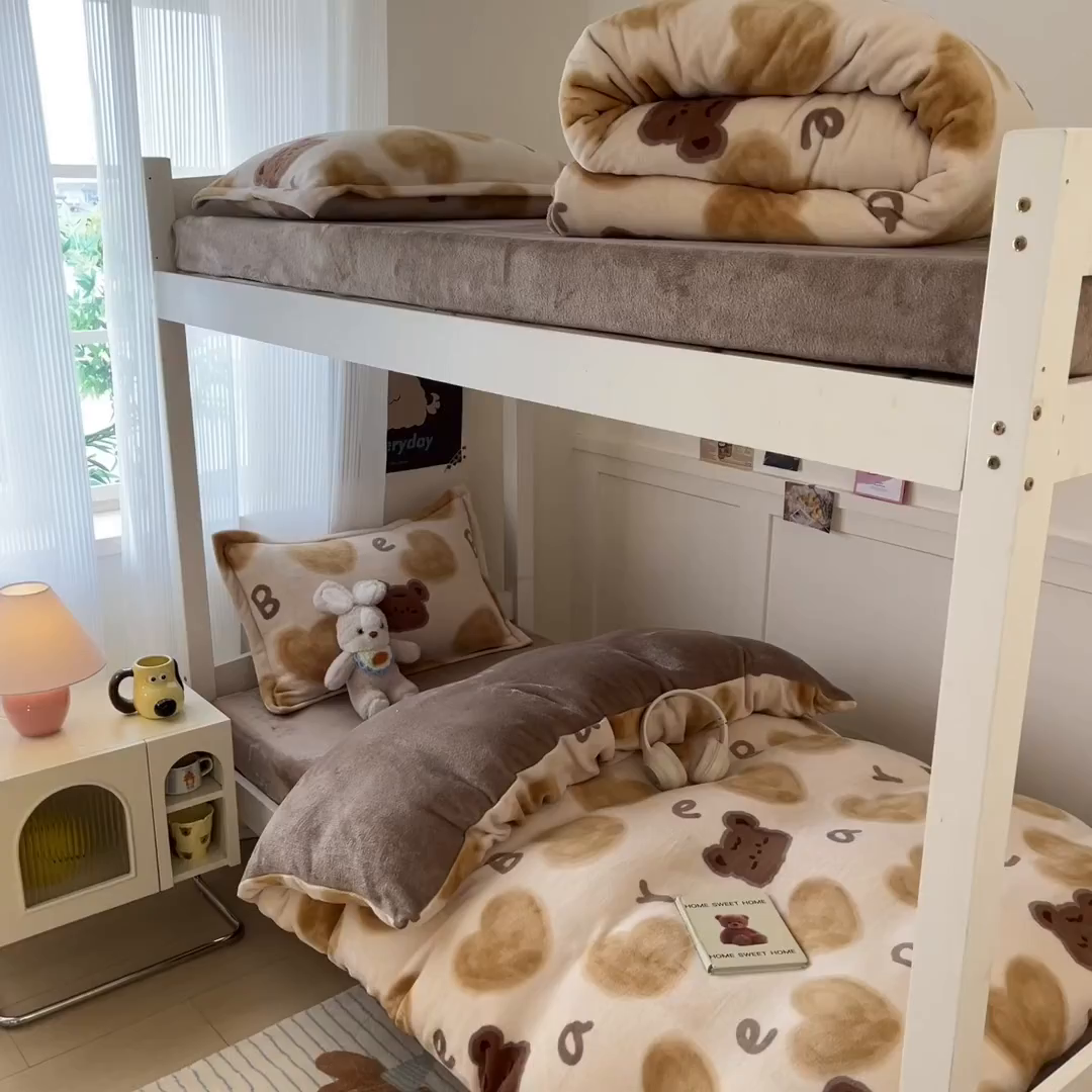 91家纺网 家纺一手货源 找家纺 川悦生活 2025新款加厚保暖高克重牛奶绒宿舍三件套 字母熊