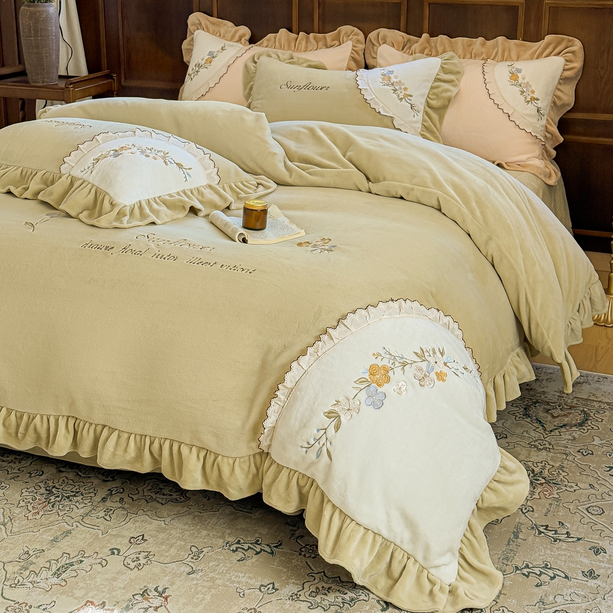 91家纺网 家纺一手货源 找家纺 阿那亚 2025新款加厚煦暖绒牛奶绒四件套韩版花边四件套刺绣四件套 繁华果绿