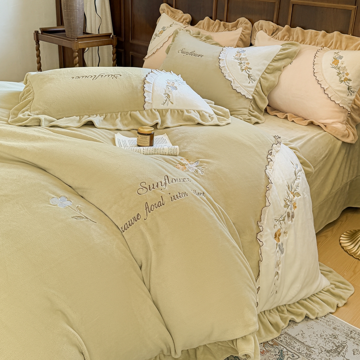 91家纺网 家纺一手货源 找家纺 阿那亚 2025新款加厚煦暖绒牛奶绒四件套韩版花边四件套刺绣四件套 繁华果绿