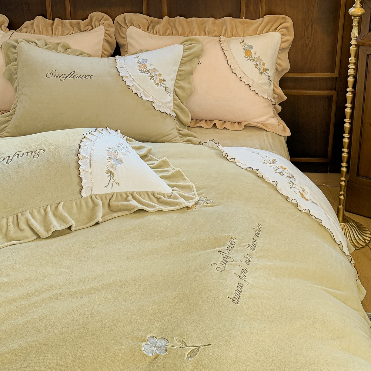 91家纺网 家纺一手货源 找家纺 阿那亚 2025新款加厚煦暖绒牛奶绒四件套韩版花边四件套刺绣四件套 繁华果绿