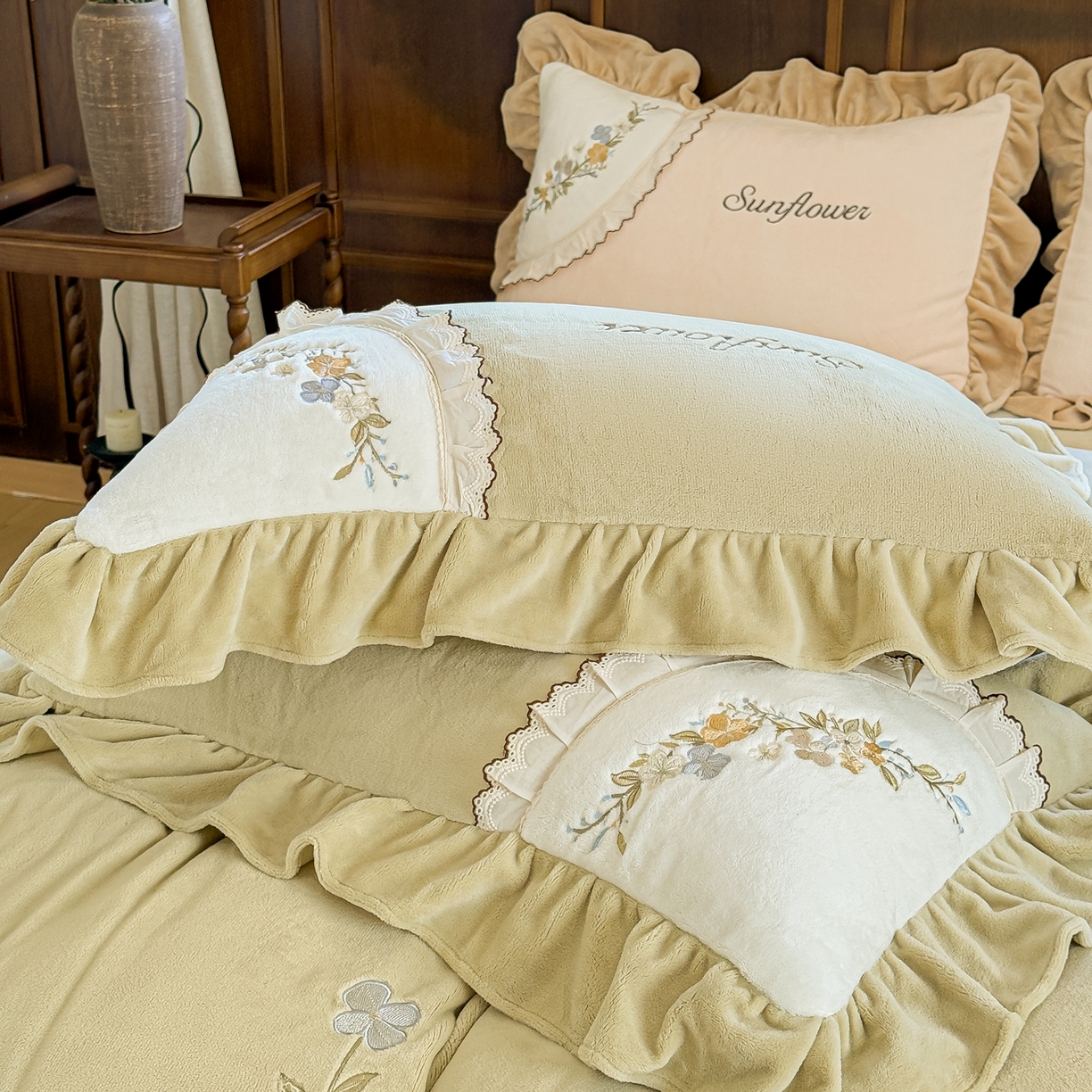 91家纺网 家纺一手货源 找家纺 阿那亚 2025新款加厚煦暖绒牛奶绒四件套韩版花边四件套刺绣四件套 繁华果绿