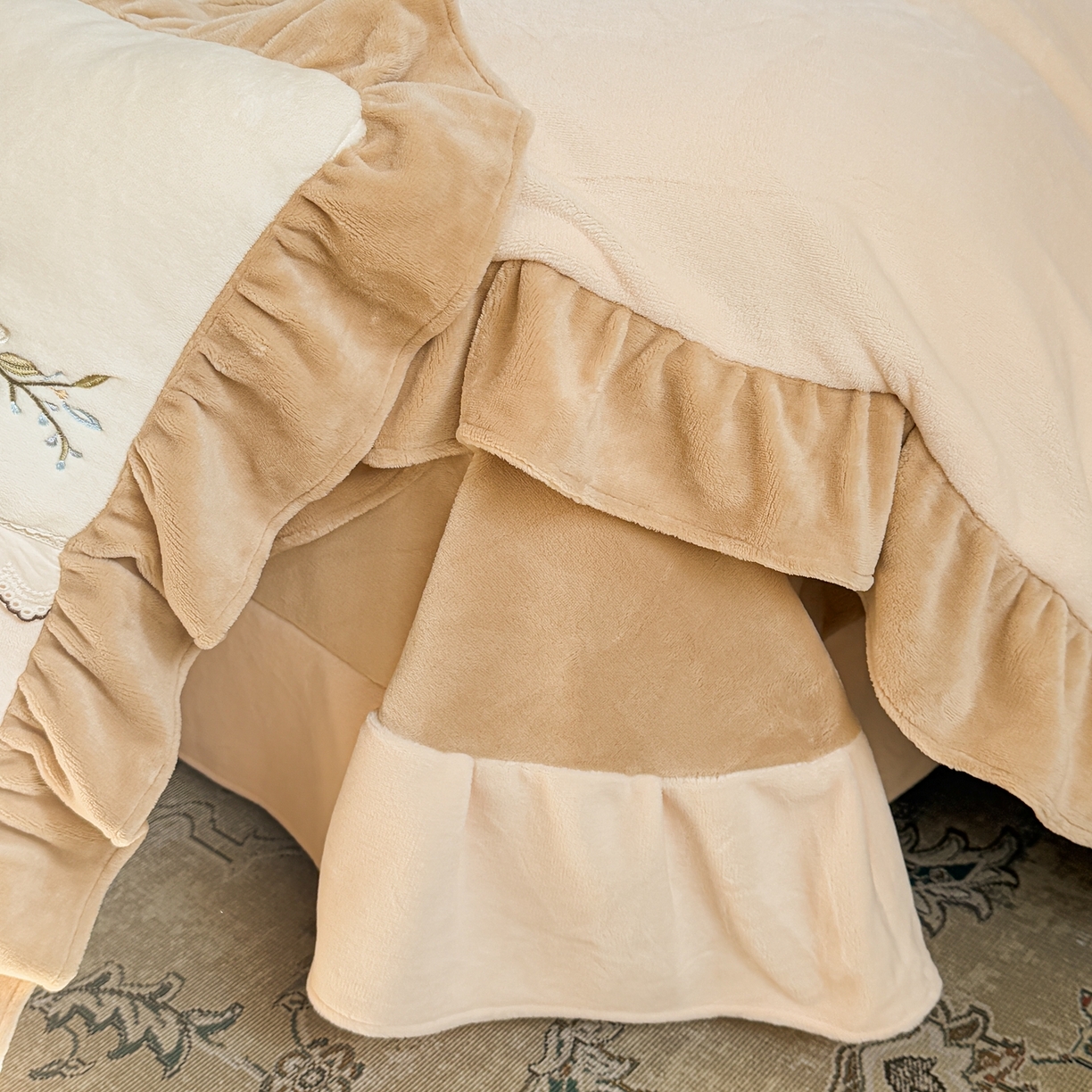 91家纺网 家纺一手货源 找家纺 阿那亚 2025新款加厚煦暖绒牛奶绒四件套韩版花边四件套刺绣四件套 繁华奶白