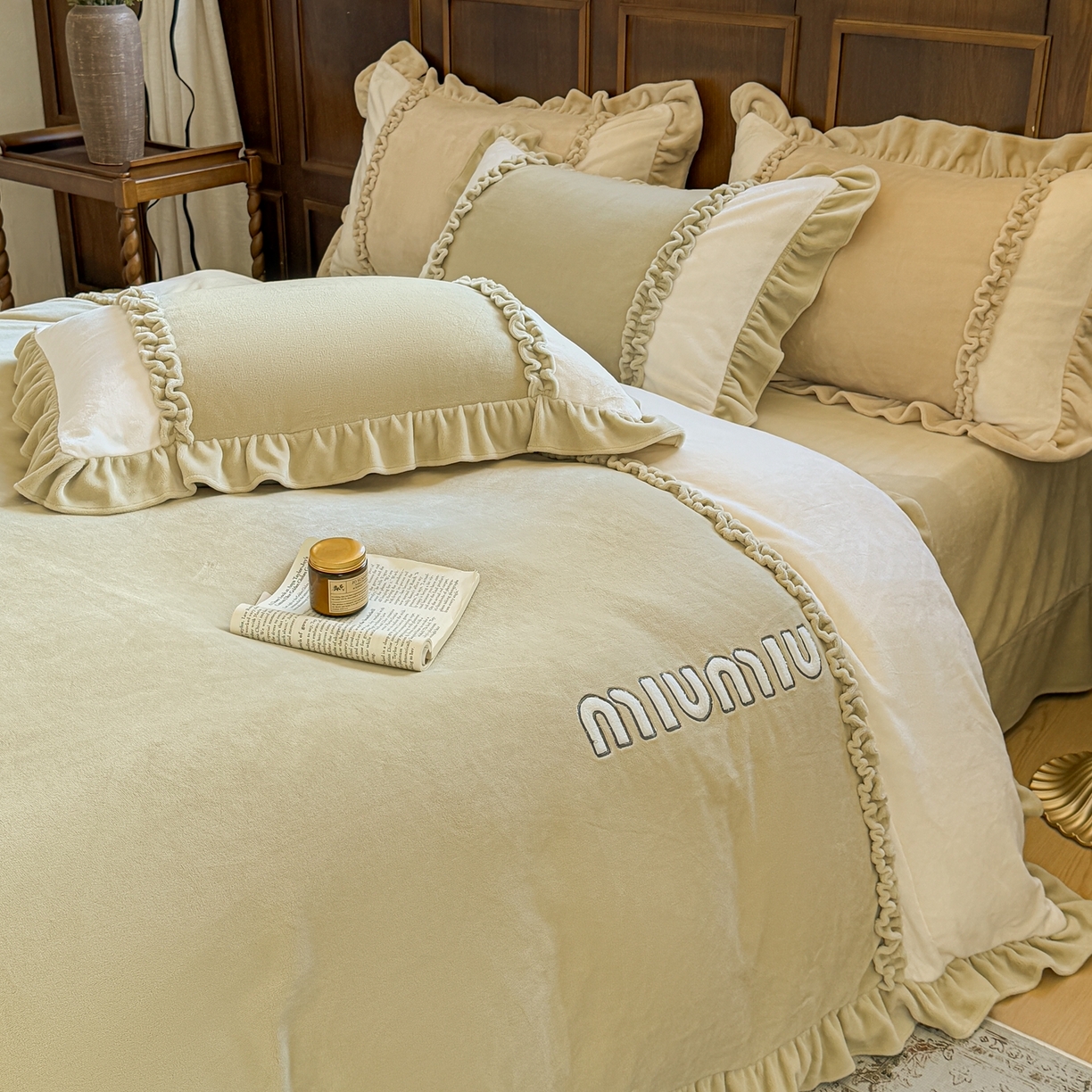 91家纺网 家纺一手货源 找家纺 阿那亚 2025新款加厚煦暖绒牛奶绒四件套韩版花边四件套刺绣四件套 伊贝果绿