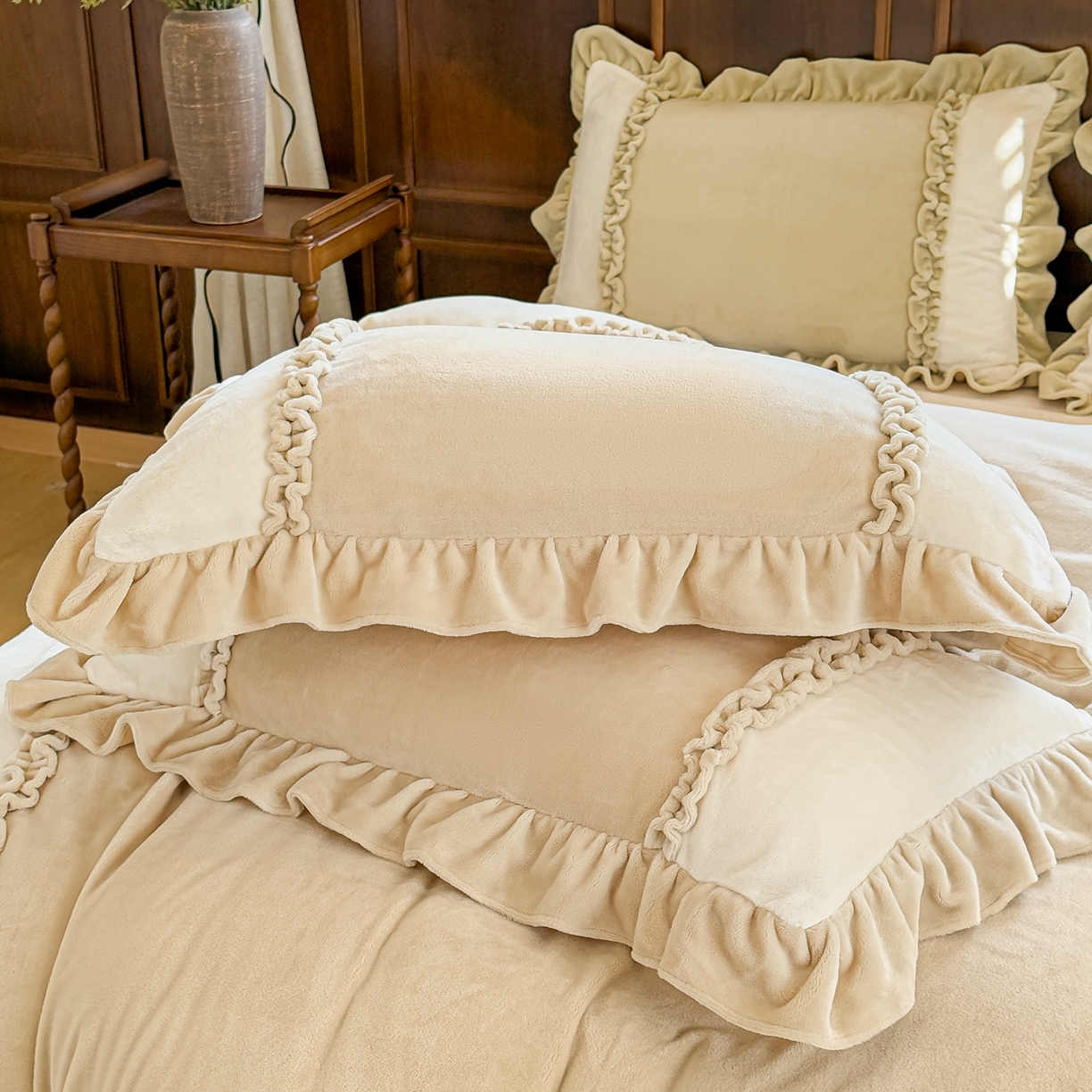 91家纺网 家纺一手货源 找家纺 阿那亚 2025新款加厚煦暖绒牛奶绒四件套韩版花边四件套刺绣四件套 伊贝米驼